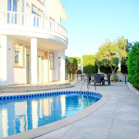 Vilă Private With Pool Near The