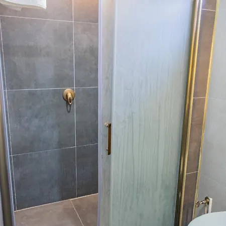 Private With Pool Near The Vilă